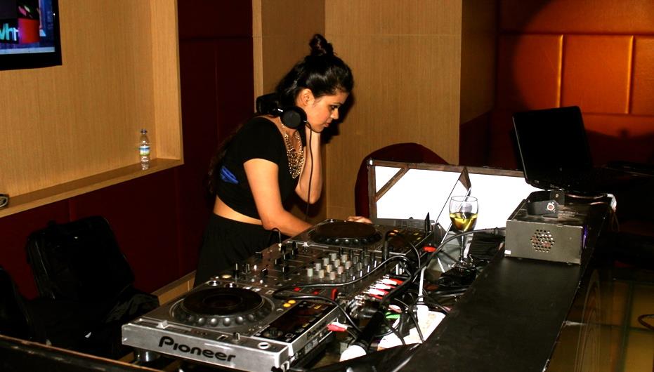 female disco jockey udaipur